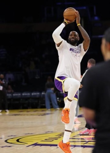 开云体育下载-詹姆斯晒赛场照：我只是一个孩子在享受他的游乐场，黑子们